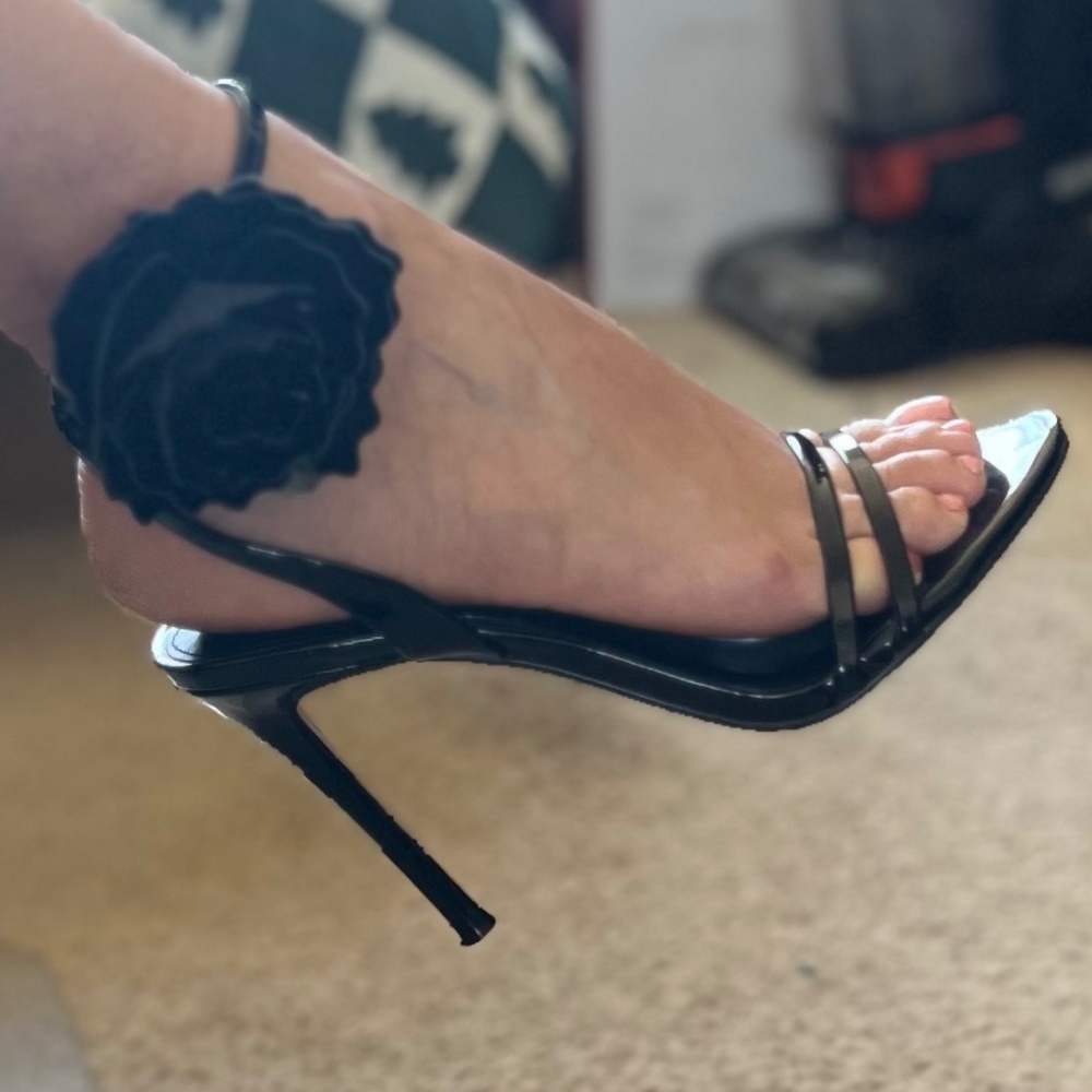 Express/Size 8/ Black Flower - Picture 2 of 8